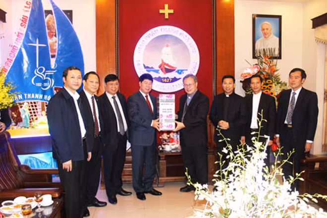 The delegation congratulating the Thanh Hoa Cathedral.