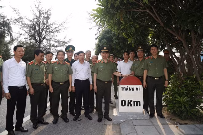General To Lam and the delegation visiting Border Land-marker No.0 Post.