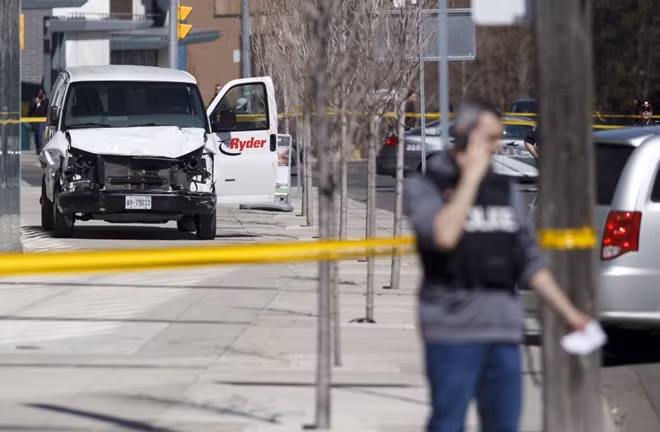 Driver kills 10, injures 15 plowing van into Toronto sidewalk crowd ảnh 1