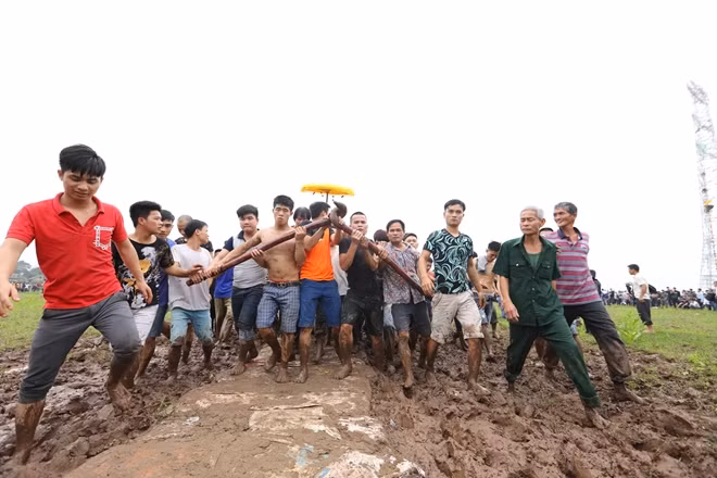Thousands of young men rushed to get a lucky ball, which is thought to bring prosperity to the family and village, during the Phet Hien Quan Festival on March 1 in Hien Quan commune, Tam Nong district in Phu Tho province.