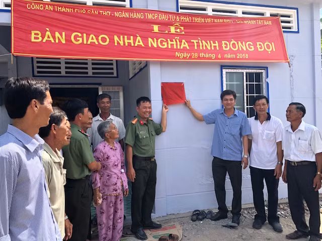 Can Tho Police rebuild house for comrade.