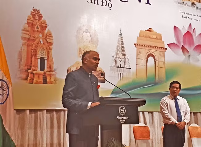 Indian Ambassador to Vietnam Harish Parvathaneni speaking at the ceremony.