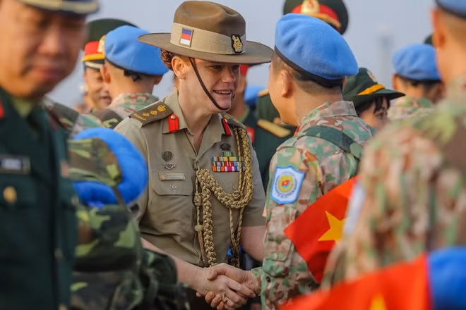 COL Nerolie McDonald bidding farewell to Vietnam’s Level 2 Hopistal members before they board RAAF C-17 for the United Mission in South Sudan.