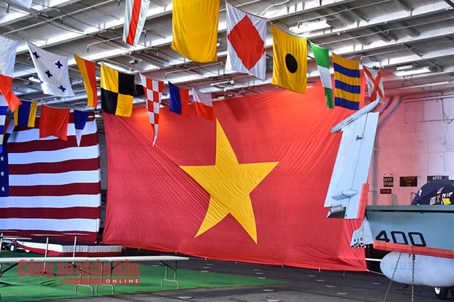 Earlier, an inter-sectoral official delegation from Vietnam visited US aircraft carrier USS Carl Vinson on March 3-4 when the ship passed through the international waters near the country’s coast.