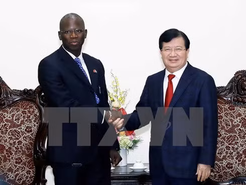Deputy Prime Minister Trinh Dinh Dung and World Bank Country Director in Vietnam Ousmane Dione.