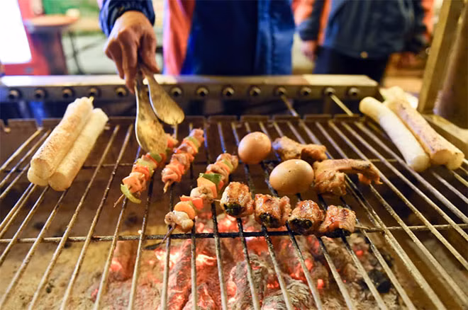 Coming to the festival, visitors have a chance to observe the typical highland wine production from selection of raw materials, cooking glaze, wine brewing and traditional wine making.
