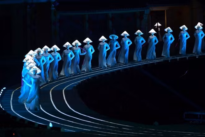 The image of a girl wearing an Ao dai, a traditional Vietnamese dress, sitting next to a loom opened and crossed the show’s scenes, on the large stage, along with the lighting and the melodious sounds, full of fancy. The image is like a symbol of time being woven, each thread making up the months and days, and the memories.
