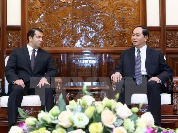President Tran Dai Quang (R) welcomes Azerbaijani Ambassador to Vietnam Anar Imanov (Photo: VNA)