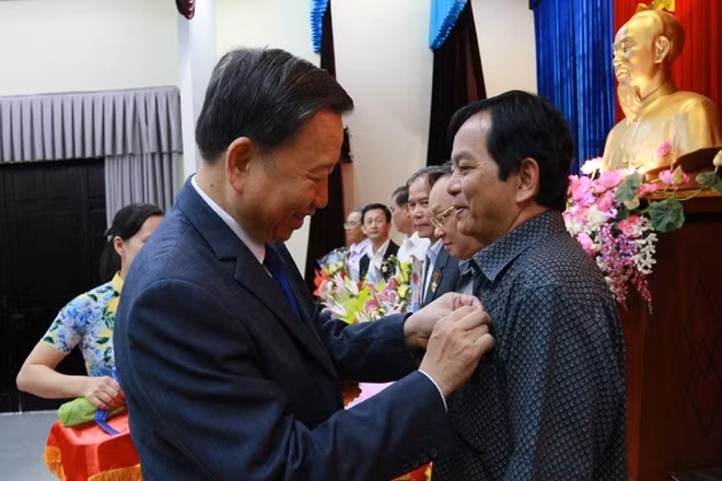 Minister To Lam honoring individuals for their oustanding achievments.
