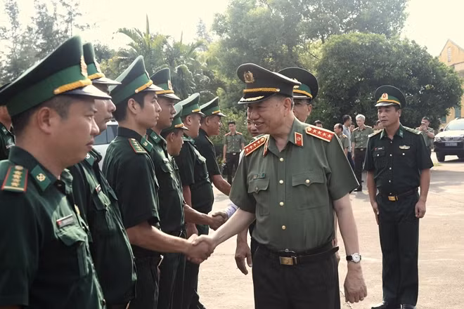General To Lam visiting the Tra Co Border Guard Station in Quang Ninh province.