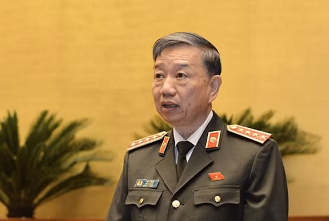 General To Lam speaks at the session.