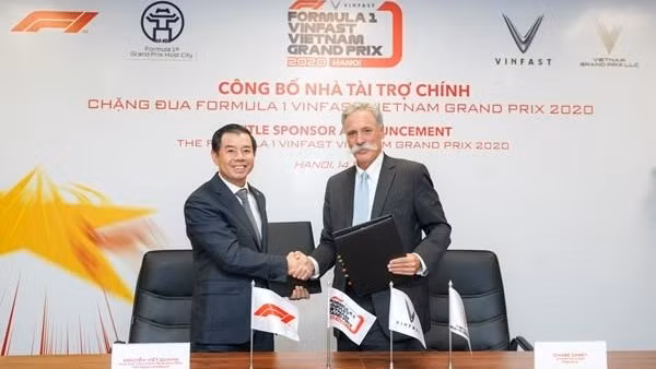 Nguyen Viet Quang, general director of Vinfast (L) and Chase Carey, President and CEO of the Formula One Group, at the title sponsor announcement in Hanoi.