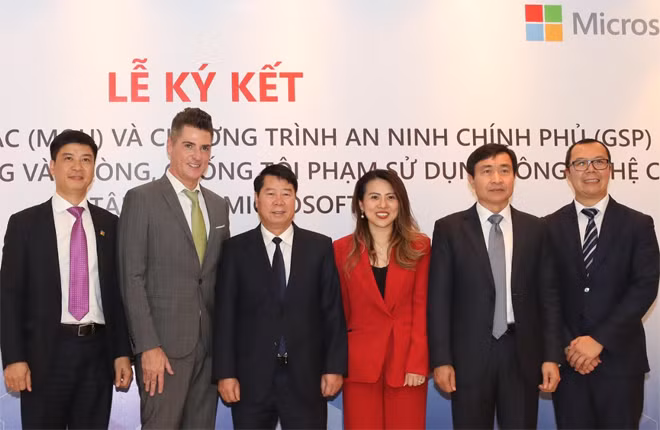Deputy Minister Bui Van Nam and other delegates at the signing ceremony.