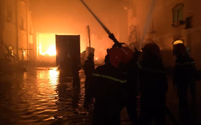 Burned-down Can Tho garment factory had 18,600l of oil in basement: fire dept ảnh 1 Burned-down Can Tho garment factory had 18,600l of oil in basement: fire dept ảnh 1