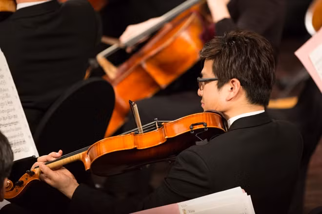 Korean folk pieces Seya Seya and Sin Arirang are arranged by musicians Chae Dong Sun and Kim Dong Jin for the symphony orchestra.