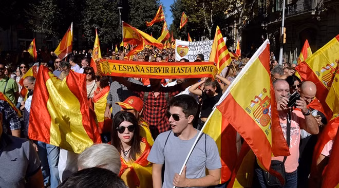 Protesters wave Spanish flags during a pro-union demonstration organised by the Catalan Civil Society in Barcelona, Spain October 8, 2017 © Vincent West / Reuters