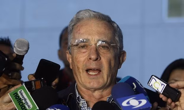 Opposition leader Álvaro Uribe had met with President Juan Manuel Santos on Monday to review the revised accord. (Photo: EPA)