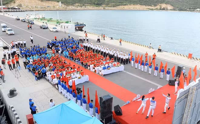 Delegates at the ceremony held before the departure.