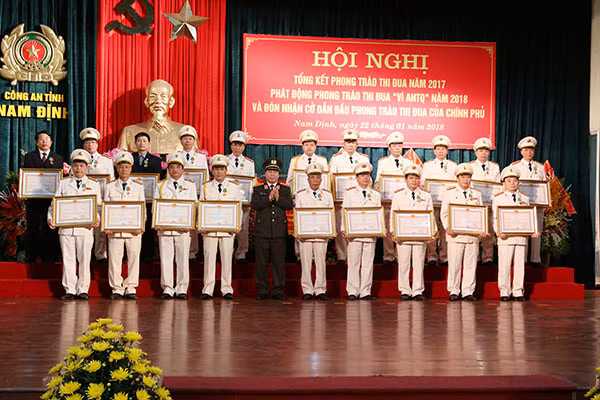 20 individuals of the Nam Dinh Provincial Police were honored with “Fatherland Protection” Orders of various classes.