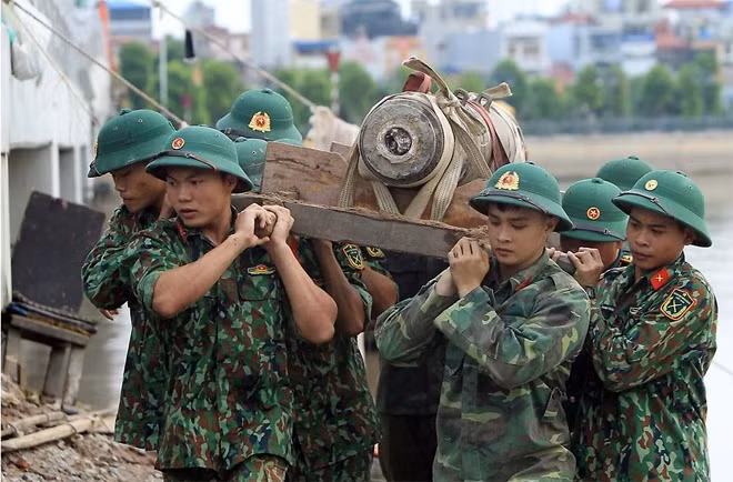 Huge bomb moved to safer place for detonation ảnh 1