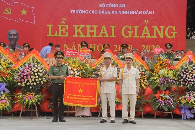 Under the authority of the Prime Minister, Deputy Minister Luong Tam Quang awards the Emulation Flags of Government to the People's Security College I.