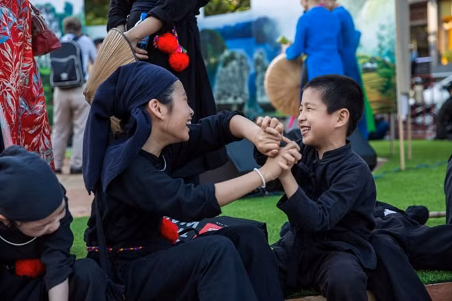 The festival featured various forms of folk art performances from across the nation such as “xoe” dance in the north, “bai choi” singing and gong dance in the central region and “don ca tai tu” art form (southern amateur singing) in the south.