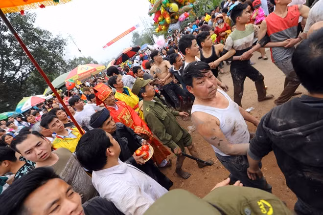 This is a festival to give tribute and honor the merit of Thieu Hoa, a female general and princess. It is said that Princess Thieu Hoa – Hien Quan came to Phuc Thanh pagoda when she was 16. Knowing that Trung Trac raised an army to start a revolution, Thieu Hoa gathered a group of 500 soldiers practicing and playing the game of throwing harpoons and came to Hat Mon to join the army of Hai Ba Trung.