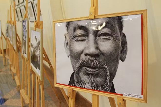 Some photos were taken when he met the delegation of the Soviet Union in Vietnam.
