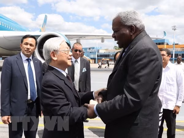 Esteban Lazo Hernandez (R), Politburo member and President of Cuba's National Assembly, welcomes CPV General Secretary Nguyen Phu Trong at Jose Marti International Airport (Photo: VNA)