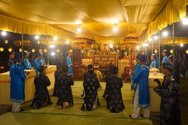 All worship rituals were included in the event, such as a royal procession of elephants and horses, and a worship ceremony, attended by leaders of sectors and branches of the province and an even larger number of visitors.