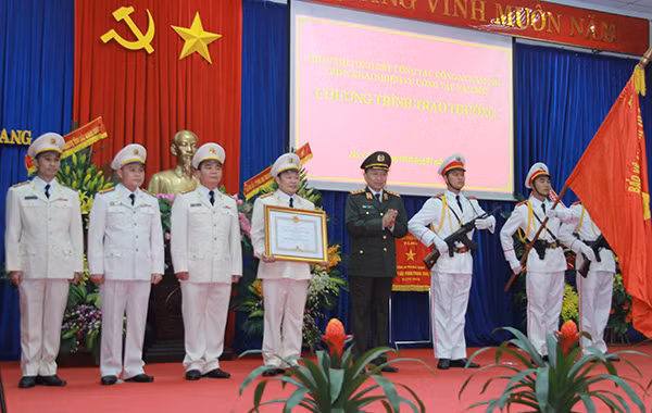Minister To Lam handing Feat of Arms Order and Emulation Flag by the Ministry of Public Security to organizations and individuals for their outstanding achievements.