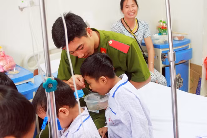 Within the framework of the charity program, future fire-fighting police officers voluntarily presented lunches to children and their family. Within the framework of the charity program, future fire-fighting police officers voluntarily presented lunches to children and their family.