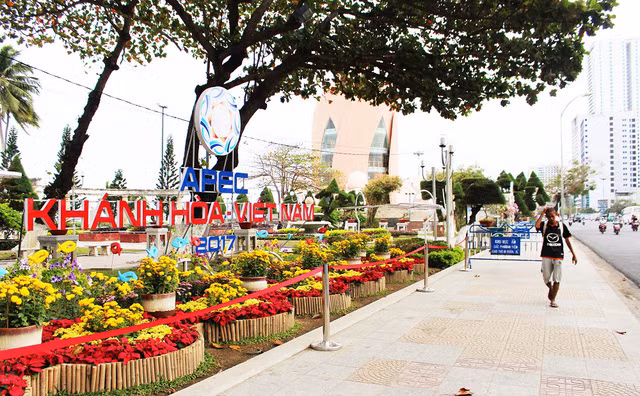 580 delegates participate in APEC activities.
