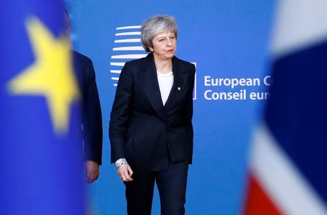 Weakened May turns to Brussels for Brexit help, but EU cautious ảnh 1