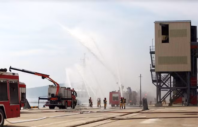 Chemical incident and blaze response drill held at Nghi Son petrochemical refinery ảnh 1