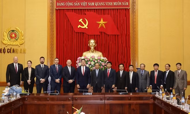 Deputy Minister Le Quy Vuong, Mr. David Bowdich and the delegates.