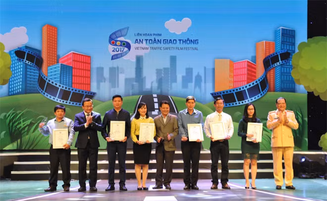 The National Traffic Safety Committee in collaboration with the Traffic Police Department and Toyota Motors Vietnam held an awarding ceremony for the national film festival on traffic safety 2017.