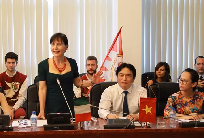 Embassador of Italy in Vietnam speaking at the opening ceremony of the exhibition.