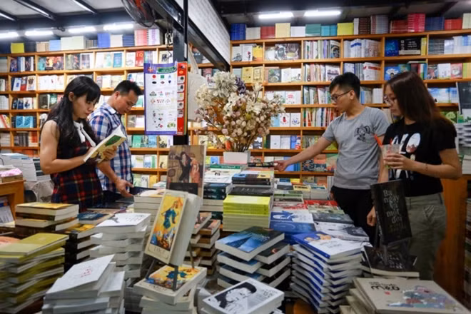 Readers in one of the stores on the book street of Nguyen Van Binh in downtown Ho Chi Minh City. Photo by VnExpress/Thanh Nguyen