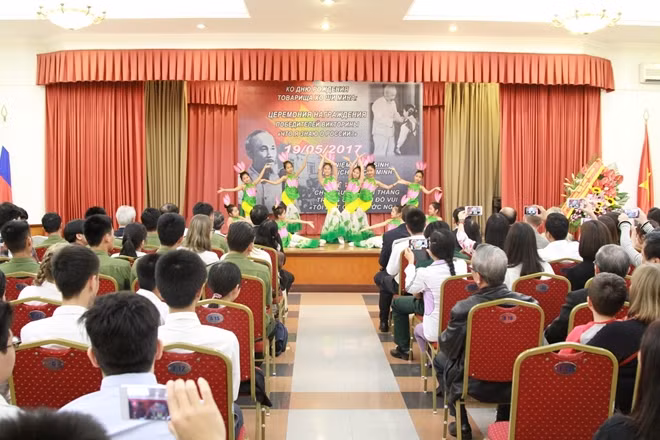 An art program was held to celebrate he 127th birth anniversary of President Ho Chi Minh.