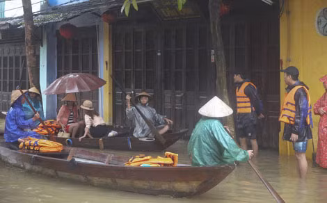 The ancient streets along the Hoai River were submerged in flood waters .