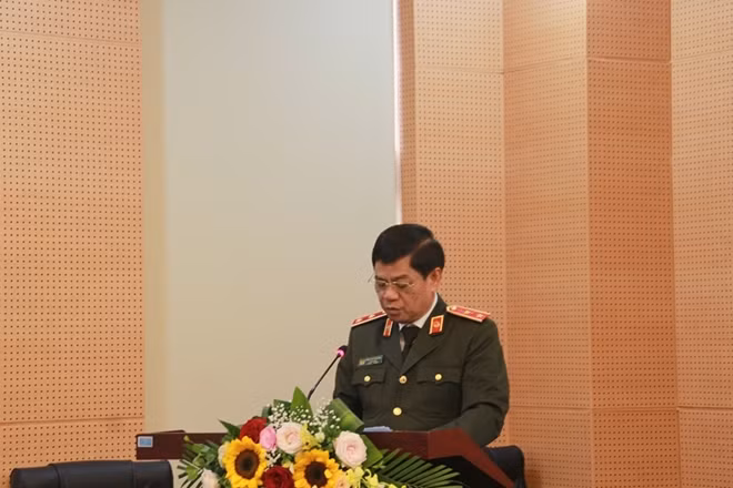 Lieutenant General Doan Duy Khuong speaks at the event.