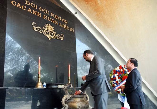 Earlier the same day, French Prime Minister Edouard Philippe laid flowery wreaths at martyrs' cemetery A1 and visited the A1 hill relic site in Dien Bien Phu city, the northern province of Dien Bien.