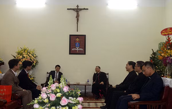 Deputy Minister Luong Tam Quang, Archbishop Vu Van Thien and other delegates at the meeting.