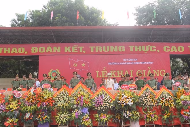 Deputy Minister Luong Tam Quang and the delegates inspect the parade.