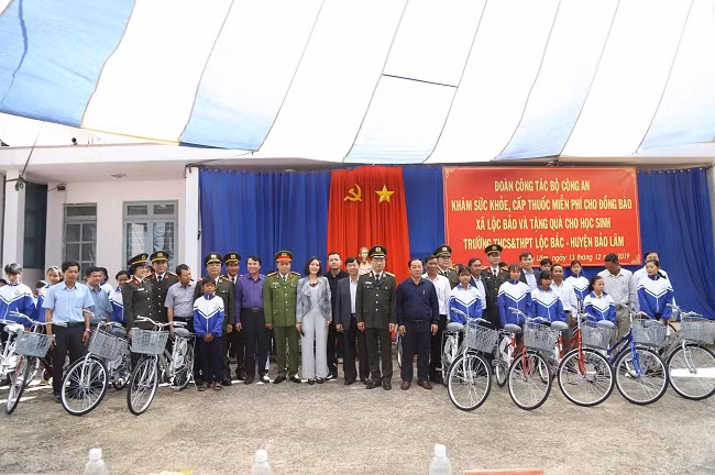 Deputy Minister Nguyen Van Thanh and leaders of Lam Dong provincial authorities offer bicycles to poor students.