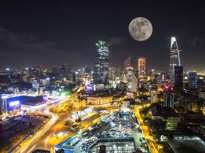 Supermoon over the sparking Ho Chi Minh City, captured by Nguyen Dzung using double exposure technique.