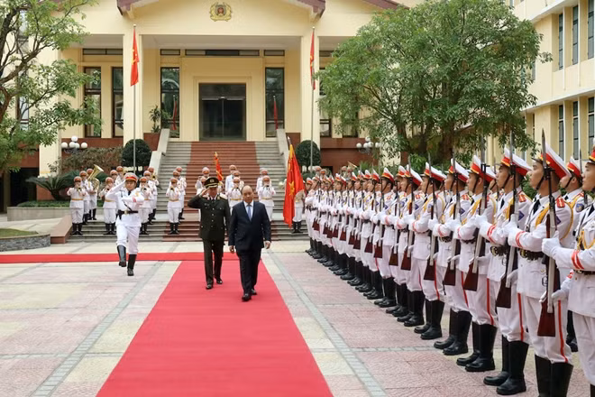 Prime Minister Nguyen Xuan Phuc and General To Lam inspect the guard of honor of the People's Public Security Force.