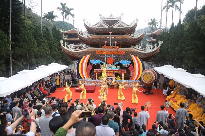 An estimated 50,000 pilgrims flocked to Huong or Perfume pagoda in Hanoi on February 10, the first day of the Vietnam’s longest festival. Huong Pagoda festival officially opened on the morning of February 10 and runs until the end of the third lunar month.