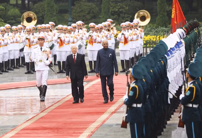 Party General Secretary, President Nguyen Phu Trong and his Indian guest review the guard of honour at the welcome ceremony.